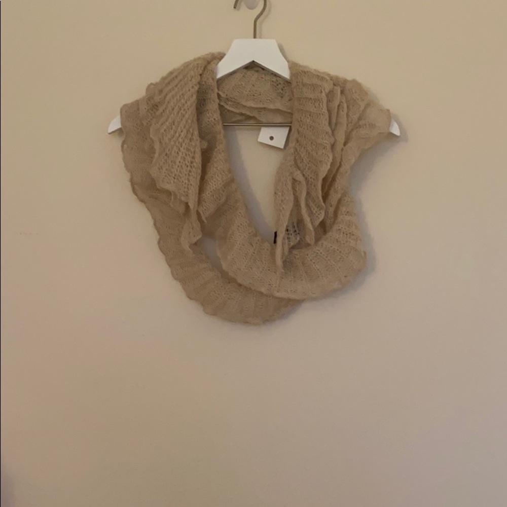 Fall and winter Ruffle Scarf - Picture 4 of 4